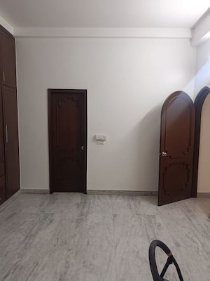 Room in 3 BHK Builder Floor at Hauz Khas – for Rent