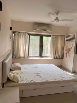 Bedroom in 3 BHK Apartment at Sett Minar, Peddar Road – for Sale