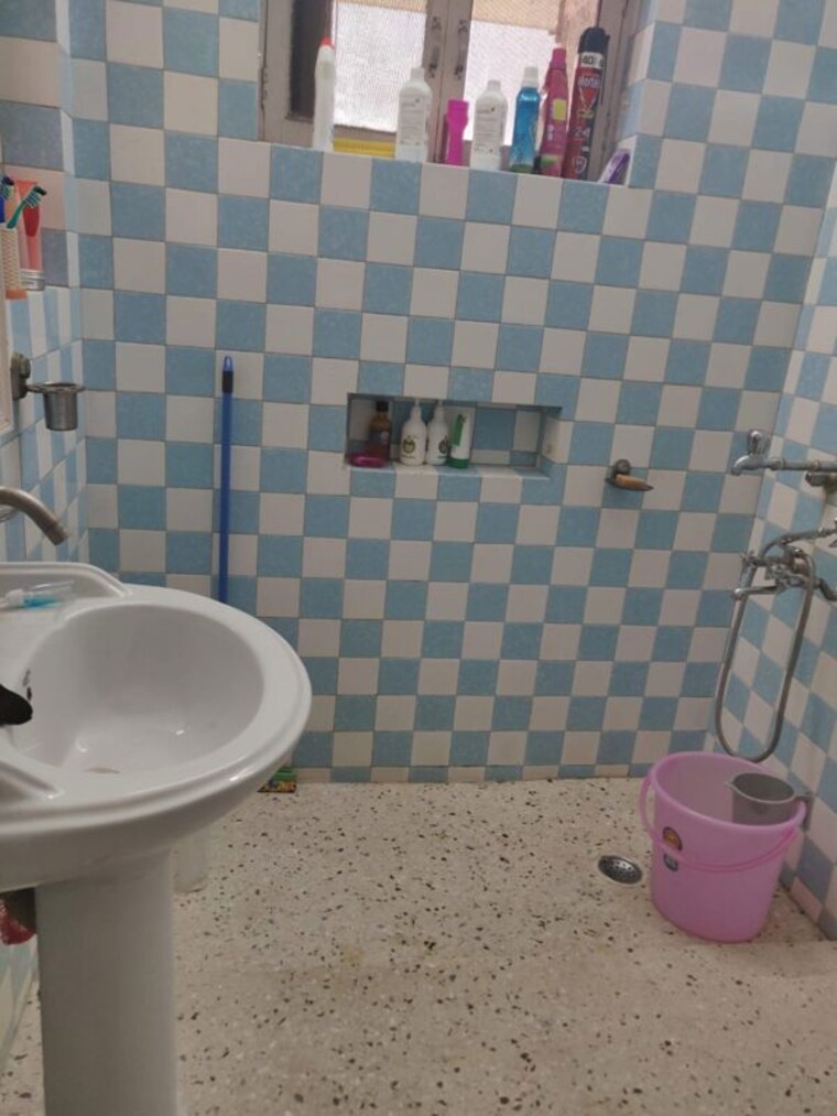 Bathroom, east of kailash 3 Bedroom 1800 Sq.Ft. Builder Floor In East Of Kailash Delhi 10136289