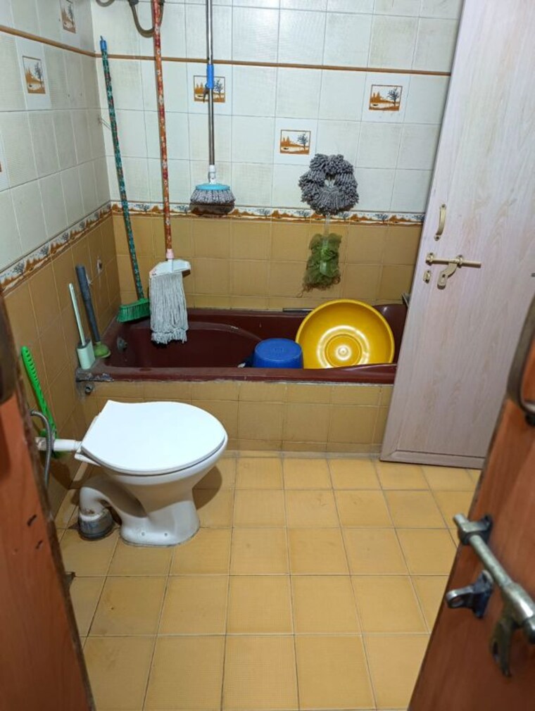 Bathroom, satellite 3 Bedroom 165 Sq.Yd. Apartment In Satellite Ahmedabad 10136078
