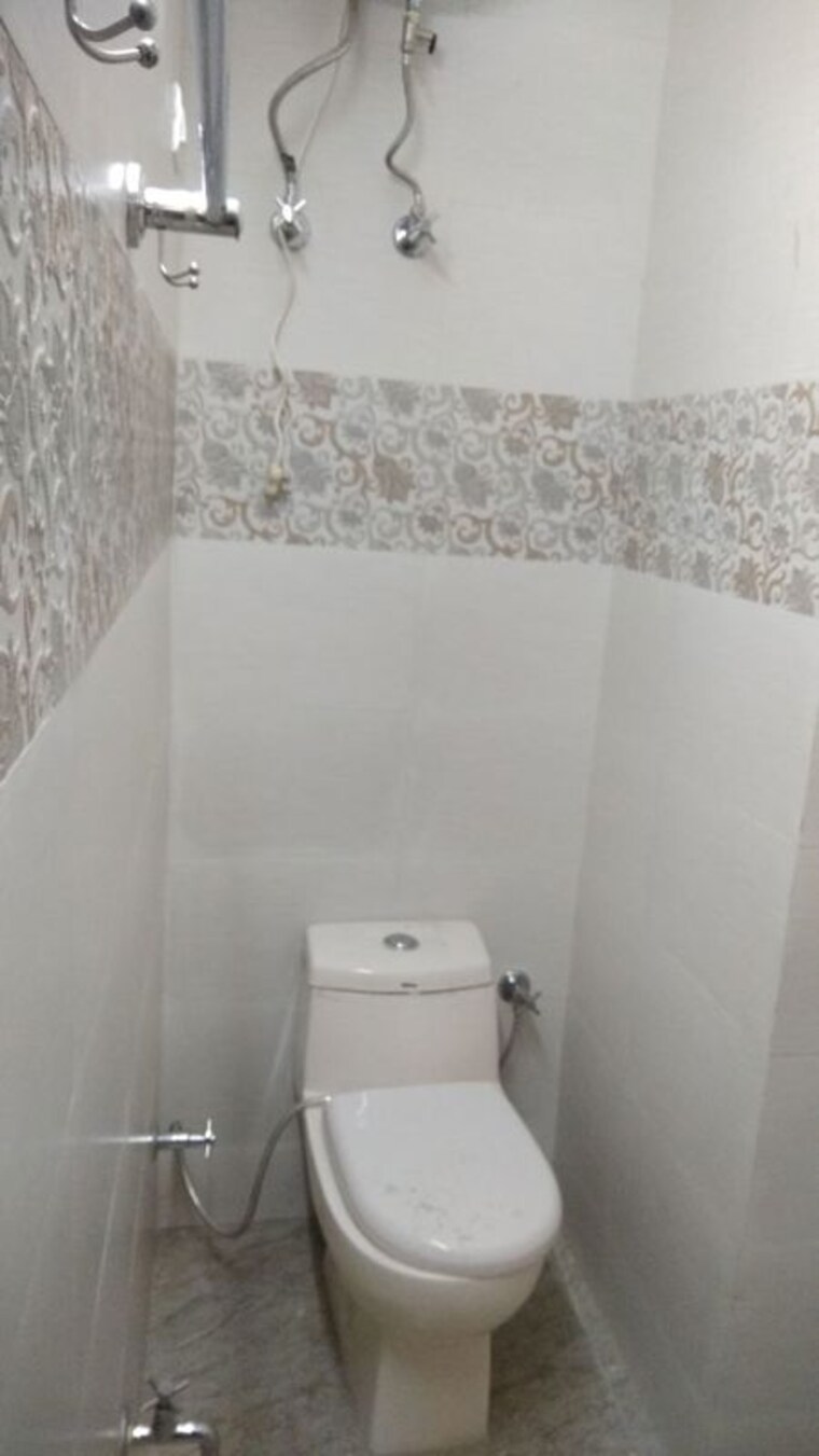 Bathroom, east of kailash 1 Bedroom 1200 Sq.Ft. Builder Floor In East Of Kailash Delhi 10136519
