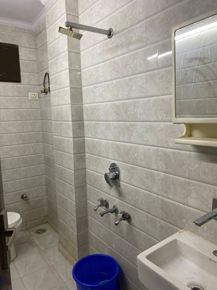 Bathroom, tagore garden extension 1.5 Bedroom 60 Sq.Yd. Builder Floor In Tagore Garden Extension Delhi 10136532