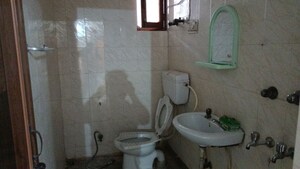 Bathroom in 2 BHK Builder Floor at Vaishali Sector 4 – for Rent