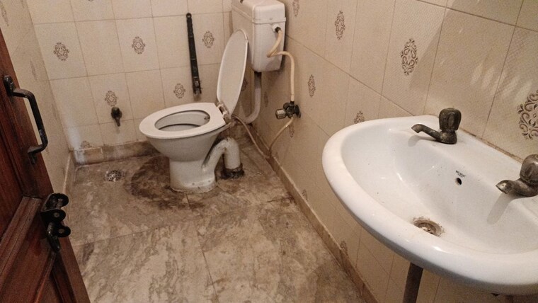 Bathroom, vaishali sector 4 2 Bedroom 900 Sq.Ft. Builder Floor In Vaishali Sector 4 Ghaziabad 10136543