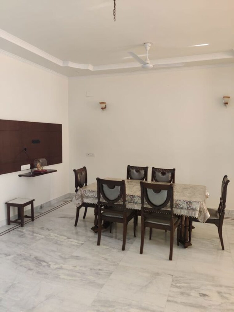 Gym, kirti nagar 3 Bedroom 150 Sq.Yd. Builder Floor In Kirti Nagar Delhi 10136703
