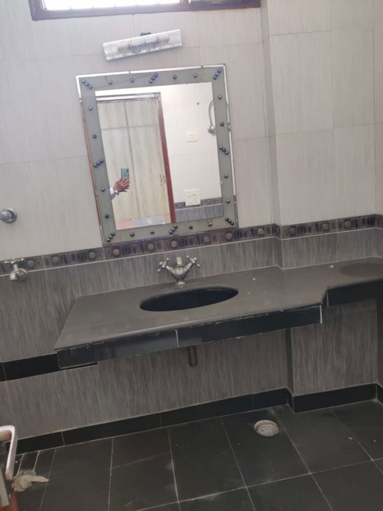 Kitchen, kirti nagar 3 Bedroom 150 Sq.Yd. Builder Floor In Kirti Nagar Delhi 10136703