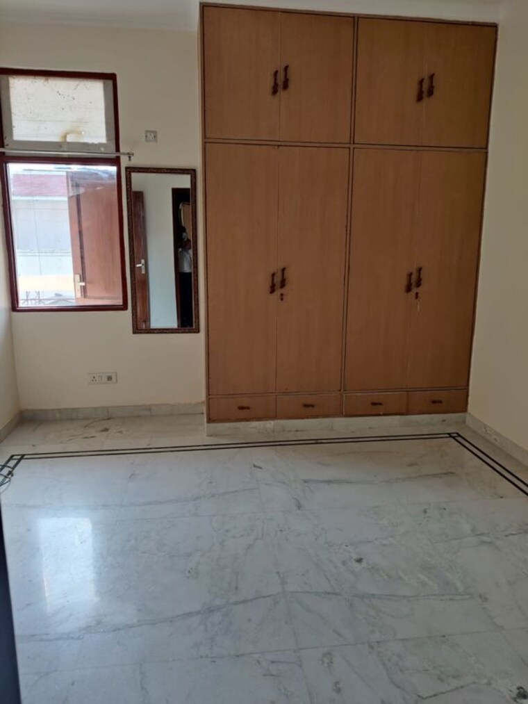 Room, kirti nagar 3 Bedroom 150 Sq.Yd. Builder Floor In Kirti Nagar Delhi 10136703