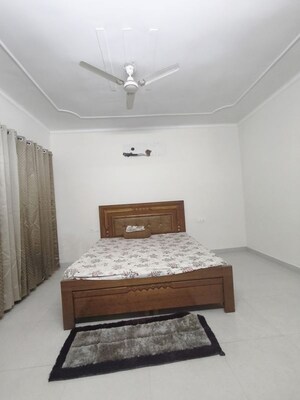 Furnished Amenities in 2 BHK Villa at Sector 67 – for Rent