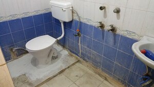 Bathroom in 1 BHK Builder Floor at Vaishali Sector 5 – for Rent