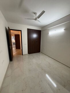 3.5 BHK + Servant Room,Study Room,Extra Room Apartment For Rent in Smart World Gems
