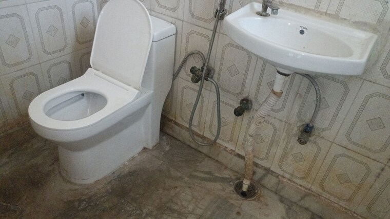 Bathroom, vaishali sector 5 1 Bedroom 560 Sq.Ft. Builder Floor In Vaishali Sector 5 Ghaziabad 10137100