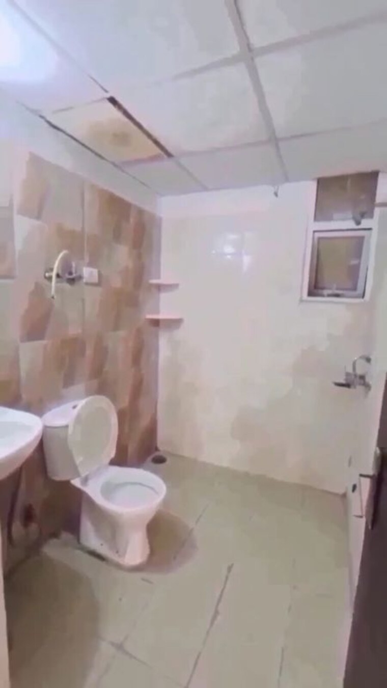 Bathroom, ajnara-le-garden 2 Bedroom 875 Sq.Ft. Apartment In Sector 16b Greater Noida Greater Noida 10137108