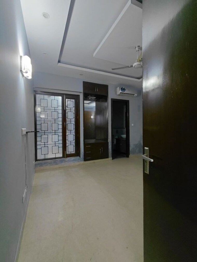 Room, tulip-mall 3 Bedroom 300 Sq.Mt. Independent House In Sector 46 Noida 10137111