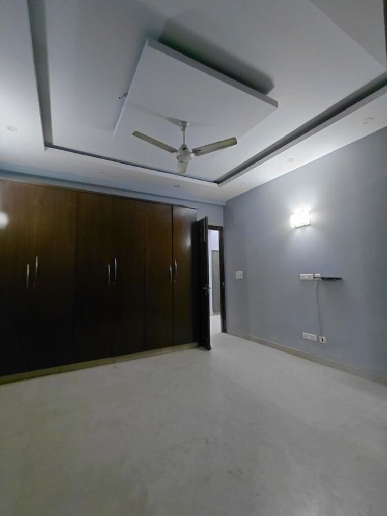 Room, tulip-mall 3 Bedroom 300 Sq.Mt. Independent House In Sector 46 Noida 10137111