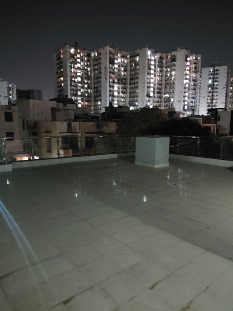  Parking, tulip-mall 3 Bedroom 300 Sq.Mt. Independent House In Sector 46 Noida 10137111