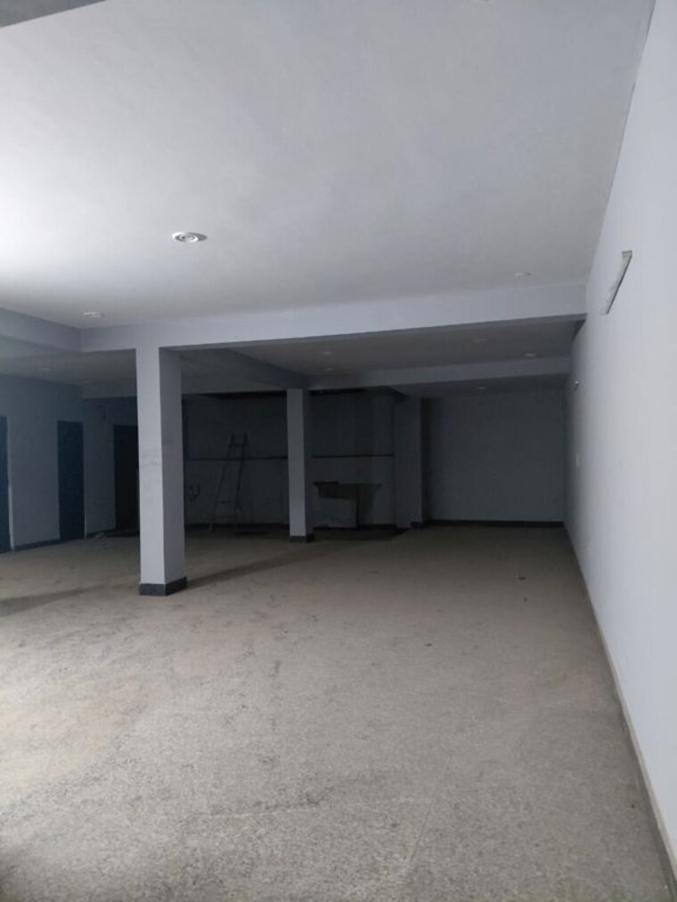 Room, tulip-mall 3 Bedroom 300 Sq.Mt. Independent House In Sector 46 Noida 10137111