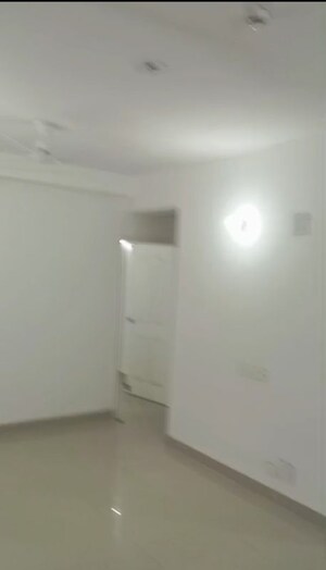 Room in 2.5 BHK Apartment at RG Luxury Homes, Sector 16b Greater Noida – for Rent