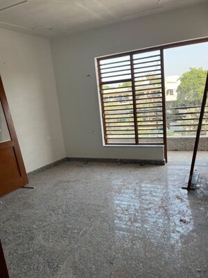 Room in 3 BHK Builder Floor at Sector 9 – for Rent