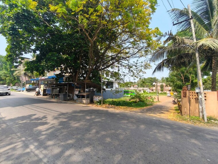  Parking, tripunithura Commercial Warehouse 2000 Sq.Ft. In Tripunithura Kochi 10137276