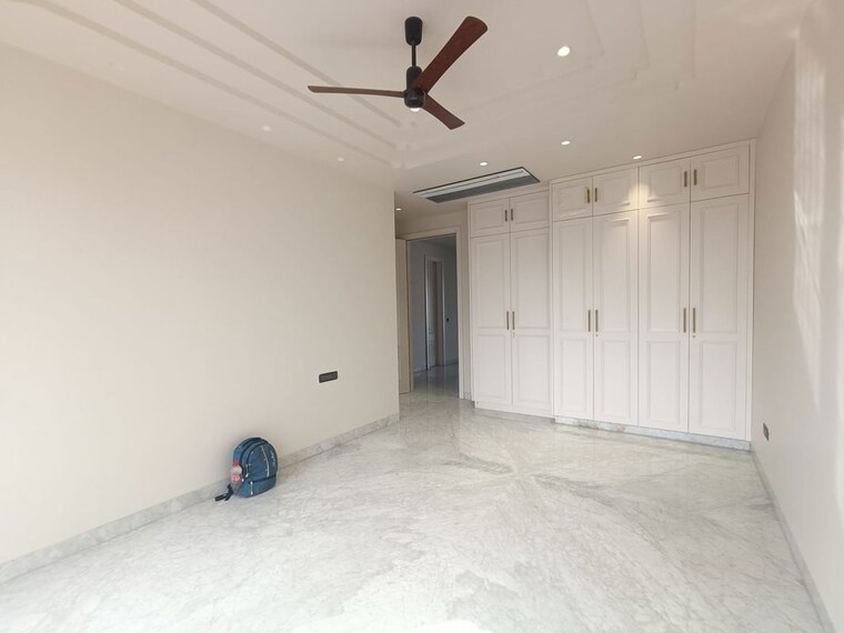 Room, defence colony 3 Bedroom 325 Sq.Yd. Builder Floor In Defence Colony Delhi 10137284