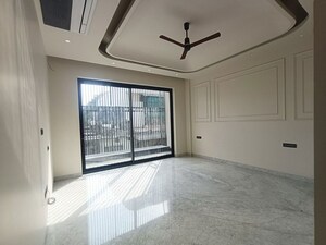 Room in 3 BHK Builder Floor at Defence Colony – for Rent