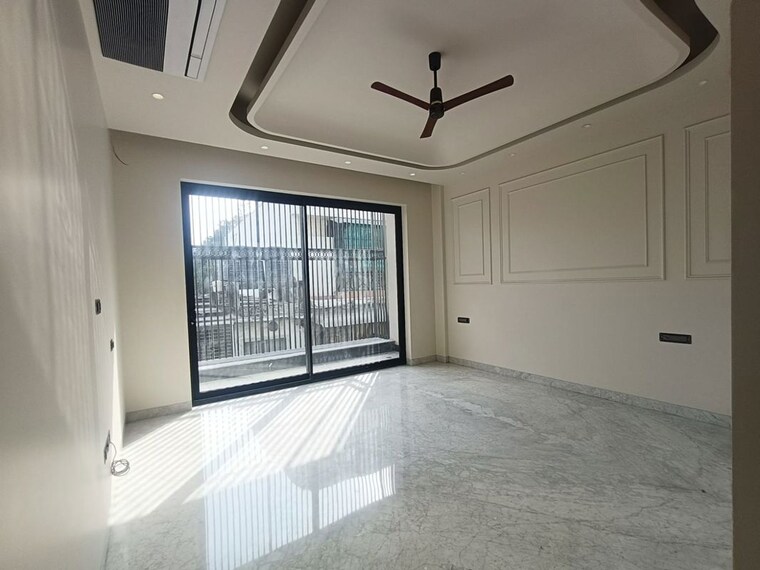 Room, defence colony 3 Bedroom 325 Sq.Yd. Builder Floor In Defence Colony Delhi 10137284