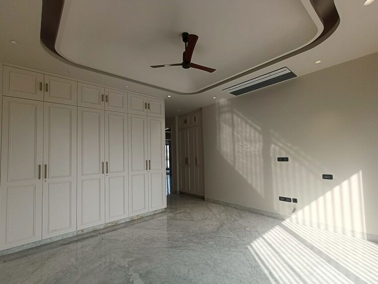 undefined, defence colony 3 Bedroom 325 Sq.Yd. Builder Floor In Defence Colony Delhi 10137284