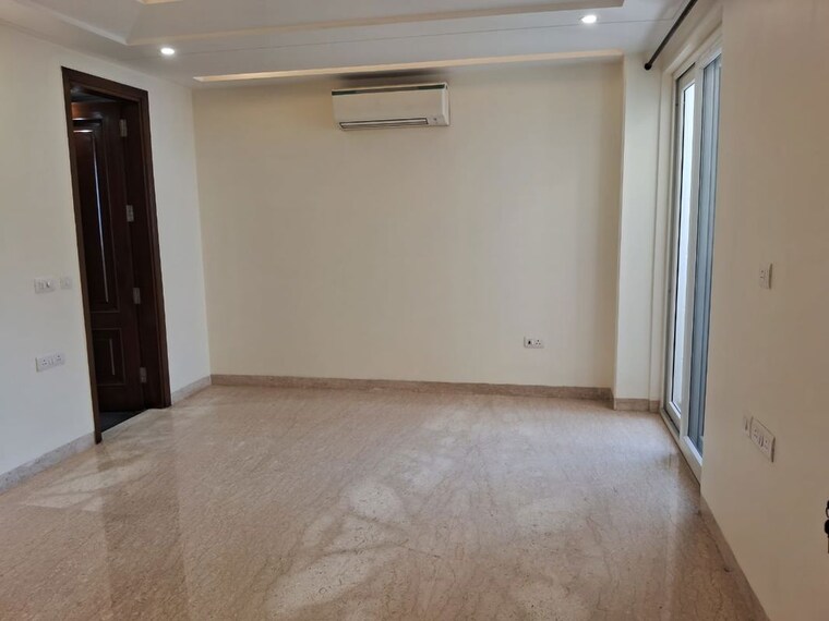 Room, defence colony 4 Bedroom 400 Sq.Yd. Builder Floor In Defence Colony Delhi 10137287