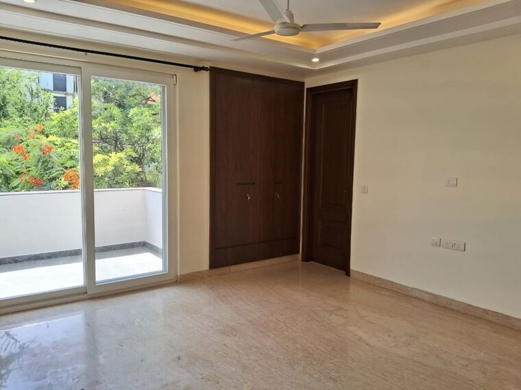 Room, defence colony 4 Bedroom 400 Sq.Yd. Builder Floor In Defence Colony Delhi 10137287