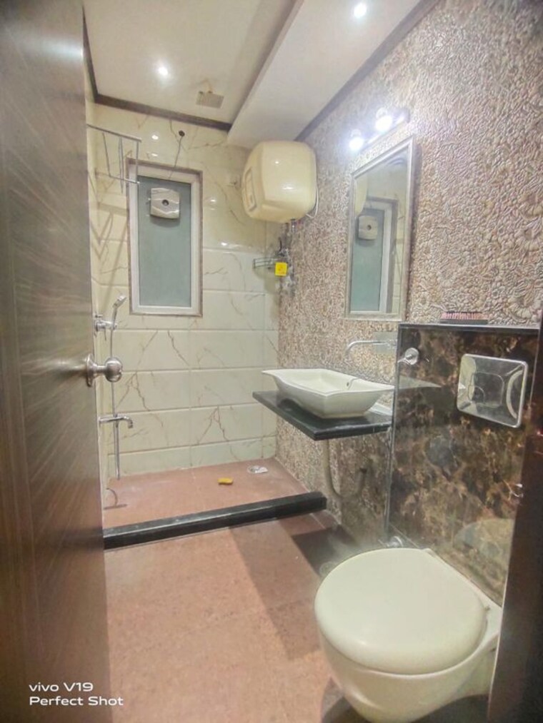 Bathroom, east of kailash 3 Bedroom 125 Sq.Yd. Builder Floor In East Of Kailash Delhi 10137290
