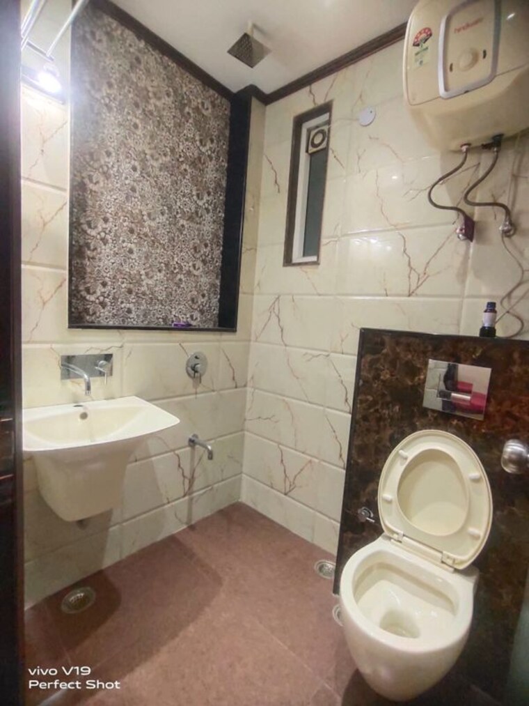 Bathroom, east of kailash 3 Bedroom 125 Sq.Yd. Builder Floor In East Of Kailash Delhi 10137290