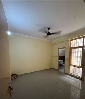 Room in 3 BHK Apartment at Park Villa Apartments, Hazratganj – for Rent