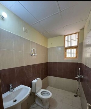 Bathroom in 3 BHK Apartment at Park Villa Apartments, Hazratganj – for Rent