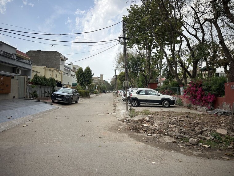  Parking, sector 10 5 Bedroom 250 Sq.Yd. Independent House In Sector 10 Panchkula 10137333