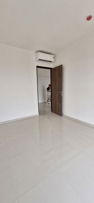 Room in 2 BHK Apartment at Lodha Amara, Kolshet Road – for Rent