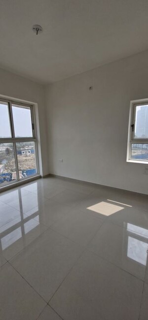 Room in 2 BHK Apartment at Lodha Amara, Kolshet Road – for Rent