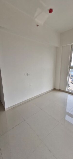 Room in 2 BHK Apartment at Lodha Amara, Kolshet Road – for Rent