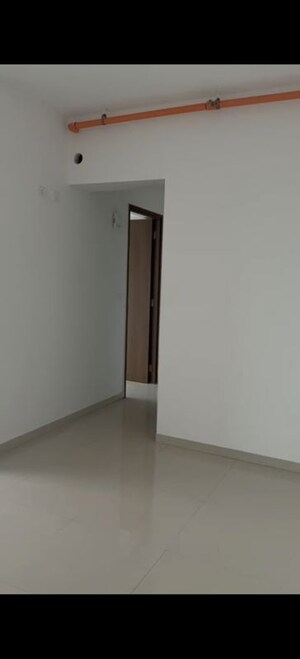 Room in 3 BHK Apartment at Kalpataru Immensa, Kolshet Road – for Rent