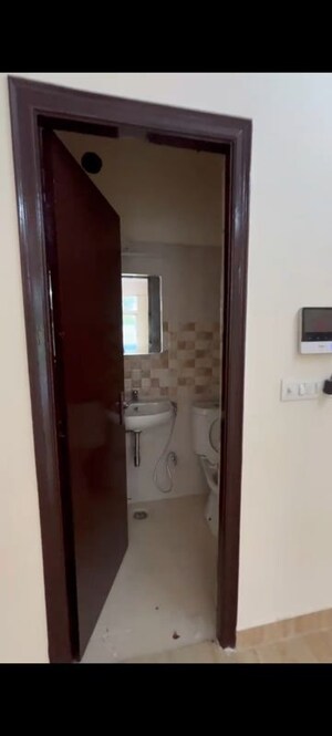 Bathroom in 4 BHK Villa at Amrapali Ivory Heights, Amrapali Dream Valley – for Rent