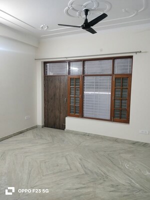 Room in 2 BHK Builder Floor at Gomti Nagar – for Rent