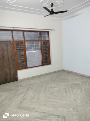 Room in 2 BHK Builder Floor at Gomti Nagar – for Rent