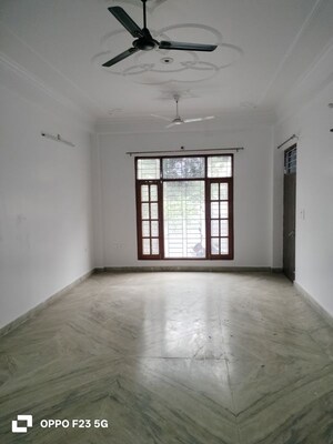 Room in 2 BHK Builder Floor at Gomti Nagar – for Rent