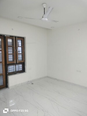 Room in 2 BHK Builder Floor at Gomti Nagar – for Rent