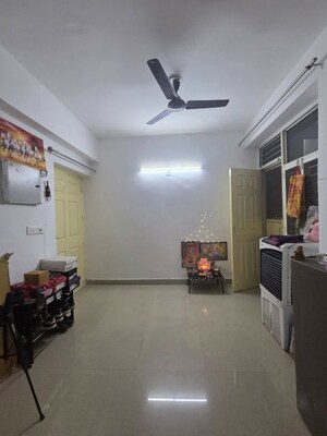 Room in 3 BHK Apartment at Amrapali Golf Homes, Sector 4 Greater Noida – for Rent