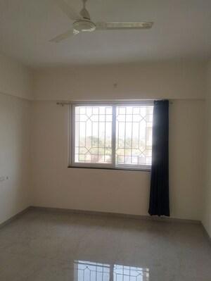 Room in 2.5 BHK Apartment at Bramha Avenue, Kondhwa – for Rent