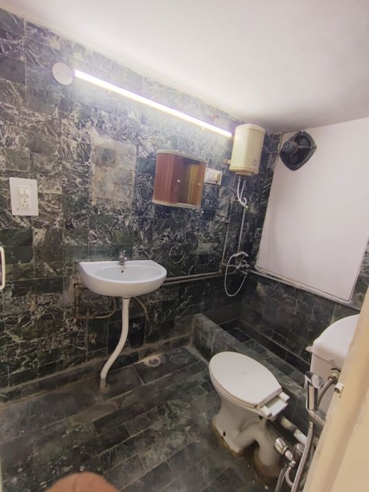 Master Bedroom, green park 3 Bedroom 1800 Sq.Ft. Builder Floor In Green Park Delhi 10137668