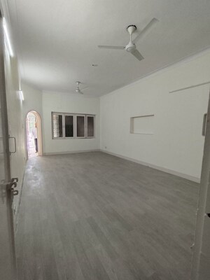 Room in 3 BHK Builder Floor at Green Park – for Rent