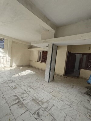 Parking in 3 BHK Builder Floor at Green Park – for Rent