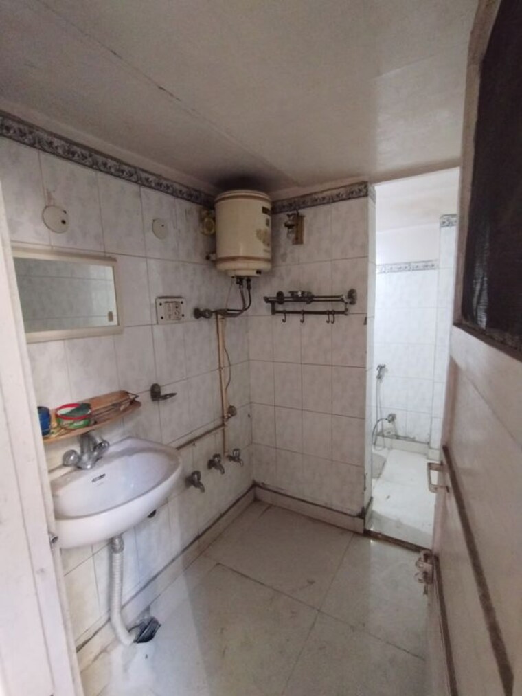 Bathroom, green park 3 Bedroom 1800 Sq.Ft. Builder Floor In Green Park Delhi 10137682