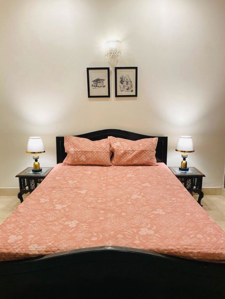Bedroom, defence colony 2 Bedroom 150 Sq.Yd. Builder Floor In Defence Colony Delhi 10137709